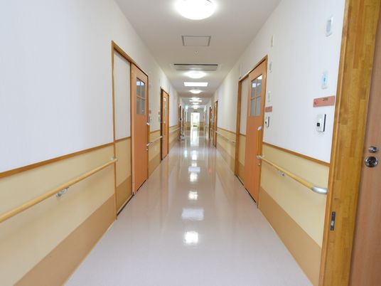 廊下が広く明るい