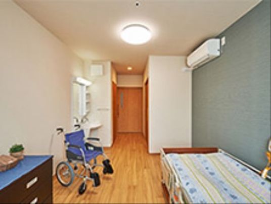 明るい個室の居室