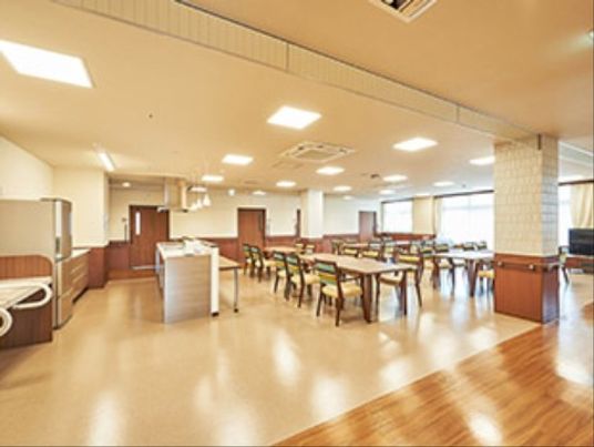 広々とした明るい食堂