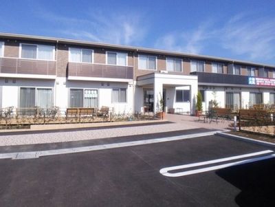 明るい日差しの中庭