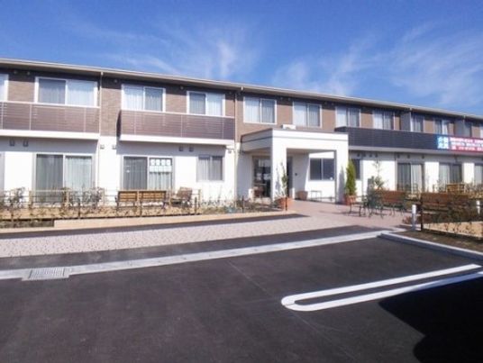 明るい日差しの中庭