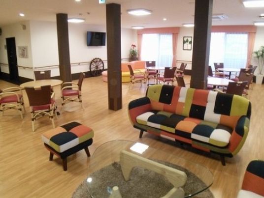 カラフルな座席のラウンジ