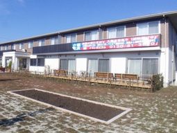 明るい外観の建物