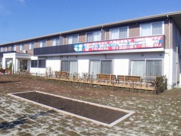 明るい外観の建物