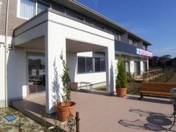 明るい外観の建物エントランス