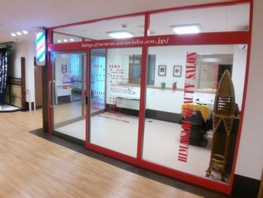 明るく清潔なフロント