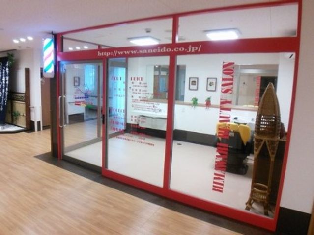 明るく清潔なフロント
