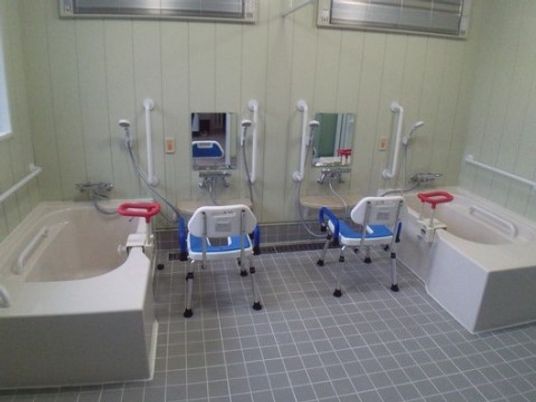 バリアフリー設計の浴室