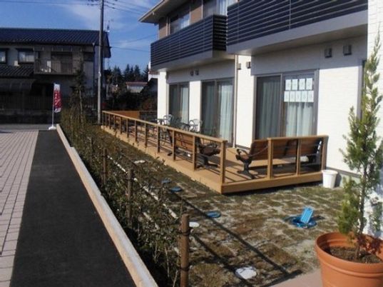 晴れた日の快適な中庭