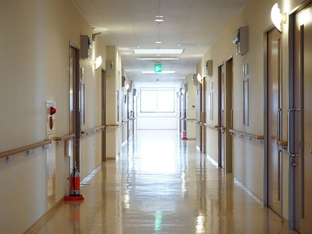 明るい廊下の全景 廊下 手すりが設けられた広々とした廊下は、明るく清潔感があります。職員としてはたらくならら、快適な環境を提供できるでしょう。