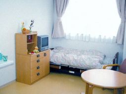 明るい居室の様子