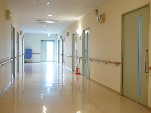 明るい廊下 廊下 手すり付きで広々とした廊下は、安全に配慮した設計となっており、快適な移動をサポートします。明るい光が差し込む清潔感のある環境で、日々の業務が行えます。