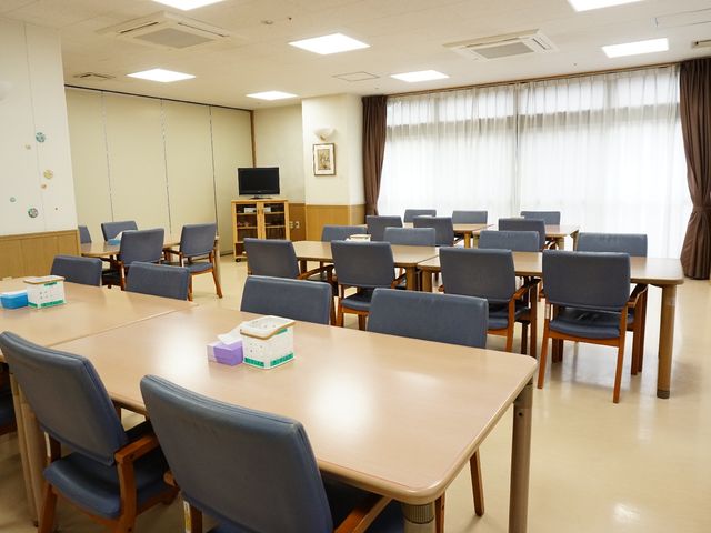 広々とした明るい食堂 共有スペース 広々とした明るさが魅力の食堂で、コミュニケーションを大切にした職場環境を提供しています。