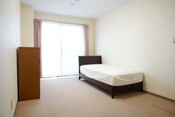 シンプルな居室の様子