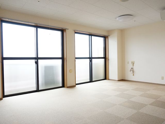 広々とした明るい空間 居室 広々とした空間が印象的な居室は、ゆったりとした時間を過ごせる設計になっています。窓からの光が心地よい環境で、日々の生活に安らぎを提供します。