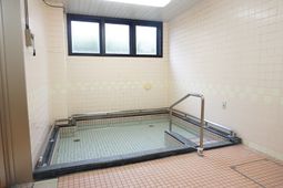 広々とした浴室空間