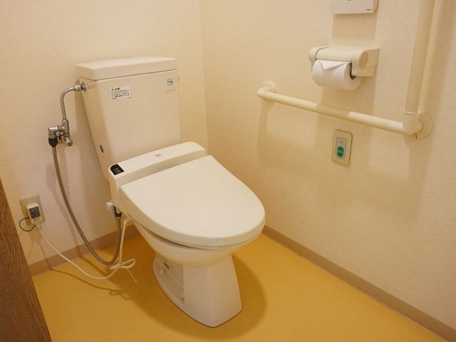 バリアフリートイレ トイレ 手すり付きで安全を配慮したトイレ空間です。快適で心地よい日々をサポートする設備が整っています。