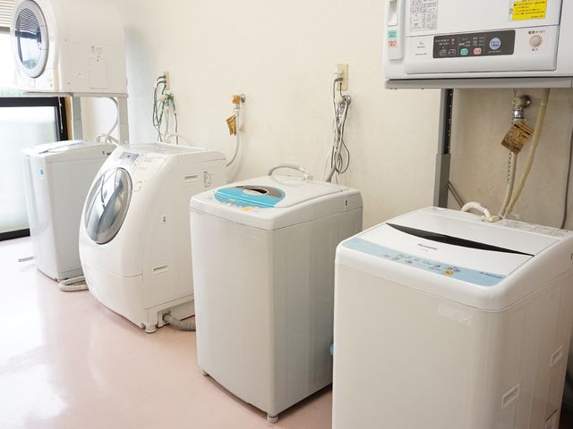 清潔な洗濯機並ぶ部屋 ランドリールーム 常に清潔に保たれている洗濯スペースです。ご利用者の衛生管理にも力を入れております。