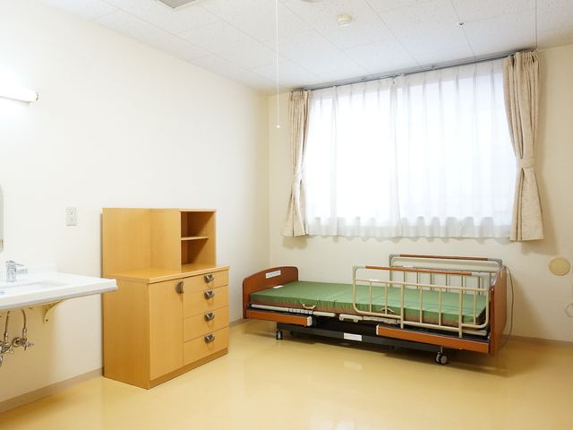 清潔感のある居室 居室 シンプルな造りの居室です。明るく広々とした空間で快適な時間をお過ごしいただけます。