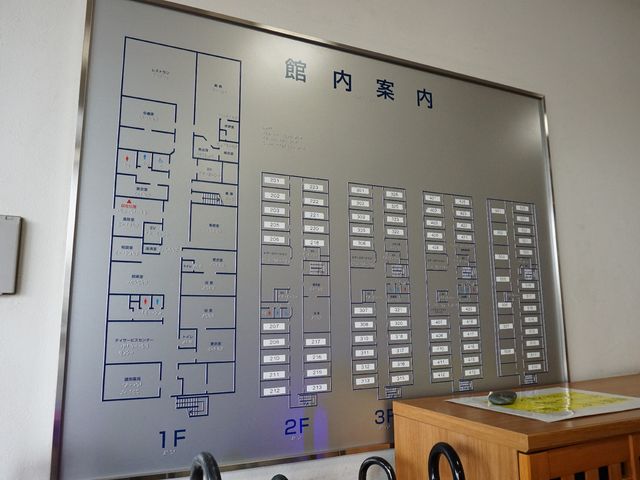 施設の案内図の掲示 フロアマップ 施設全体の構成を示した案内板が壁に掲示されており、配置を一目で把握できるようになっています。