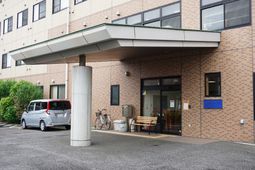 玄関と駐車スペース