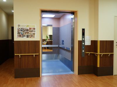 エレベーターと掲示物