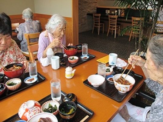 食事を楽しむ高齢者たち