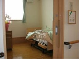 明るい個室の居室