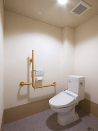 手すり付き清潔なトイレ