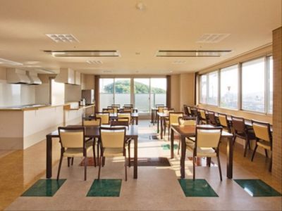 明るい食堂の内観