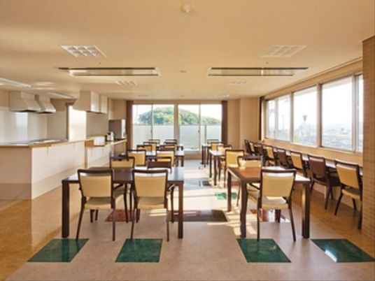 明るい食堂の内観