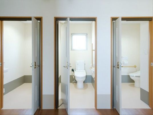 清潔なトイレ並ぶ廊下