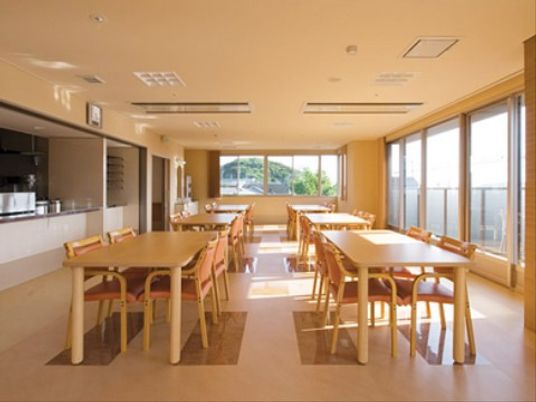 広々とした明るい食堂