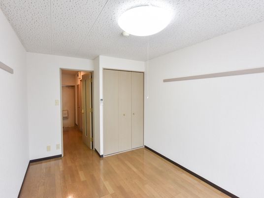 居室の入口と廊下