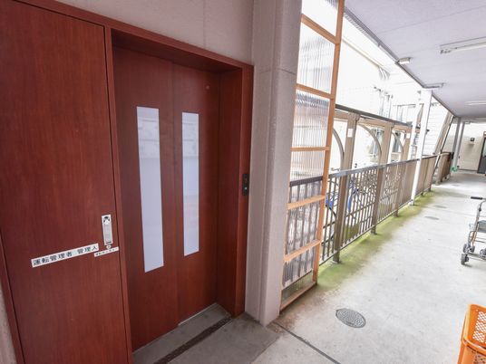廊下と木製扉
