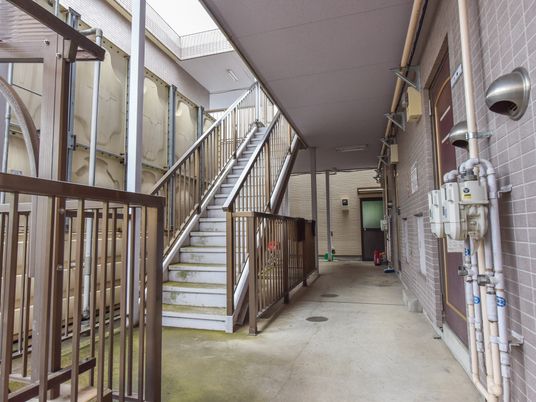 建物の外階段通路