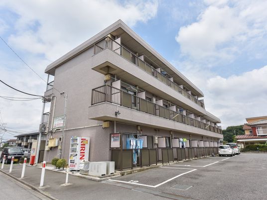 多階層の施設外観