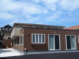 茶色い外壁の建物外観