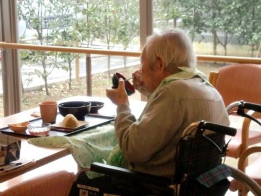 車椅子の高齢者食事風景
