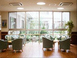 明るい中庭を望むラウンジ