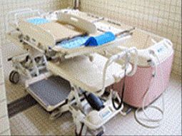 手すり付きのベッド設備