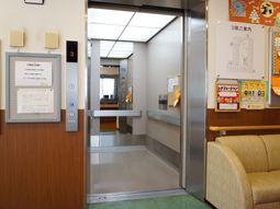開いたエレベーターの入口