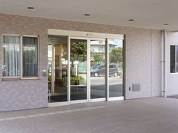 エントランスの明るい風景