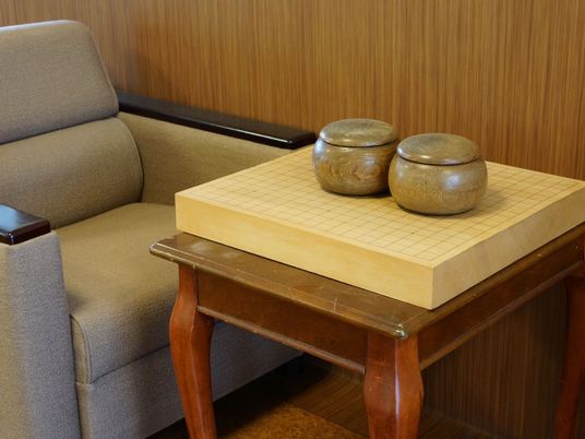 囲碁盤と椅子の配置