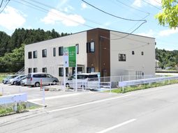 施設の明るい外観