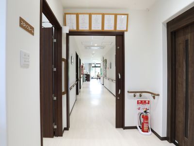 清潔な施設の廊下