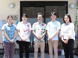 スタッフが並んで笑顔