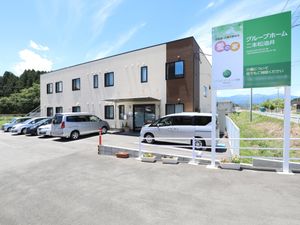 施設前の駐車場と看板