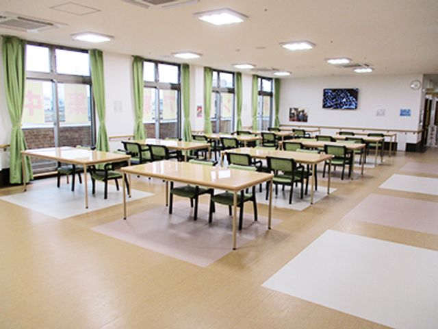 広々とした食堂空間 共有スペース 日差しの入る窓辺で、入居者が食事や交流を楽しむことができる明るい食堂です。清潔感のあふれるこの場所で、笑顔の絶えない時間を過ごせます。