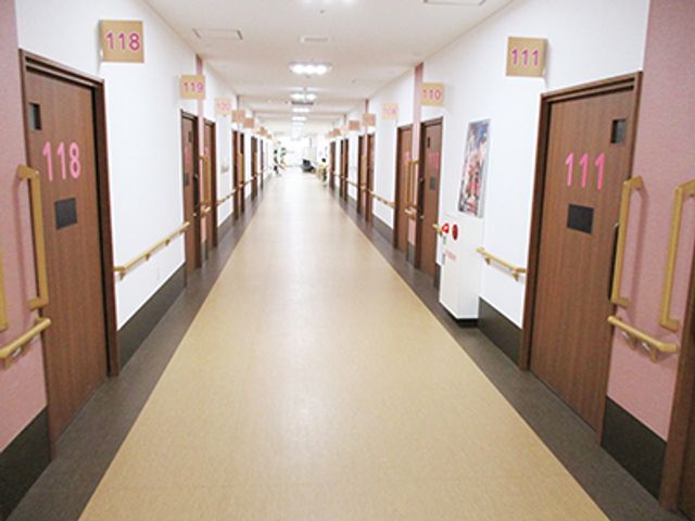 広々としたきれいな廊下 廊下 ゆったりとした通路が、入居者様の快適な移動をサポートしています。壁にはアートが飾られ、明るい雰囲気が漂います。